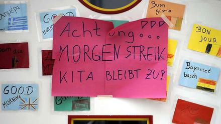 Einer geht noch: Mitten im Lokführerstreik legen auch die Erzieher die Arbeit nieder. 