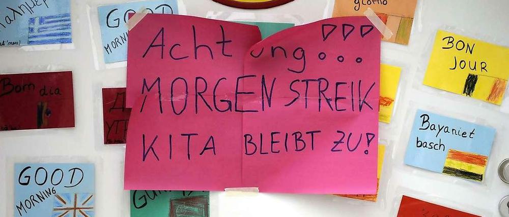 Einer geht noch: Mitten im Lokführerstreik legen auch die Erzieher die Arbeit nieder. 