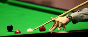 Aufs Tischlein! Nicht nur wie hier bei der Snooker-WM in Sheffield zeigen die Akteure die richtigen Handgriffe.