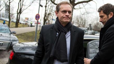 Berlins Regierender Bürgermeister Michael Müller (SPD) - hier auf dem Weg zu einer Aufsichtsratssitzung der Berliner Flughäfen (im März 2015). 
