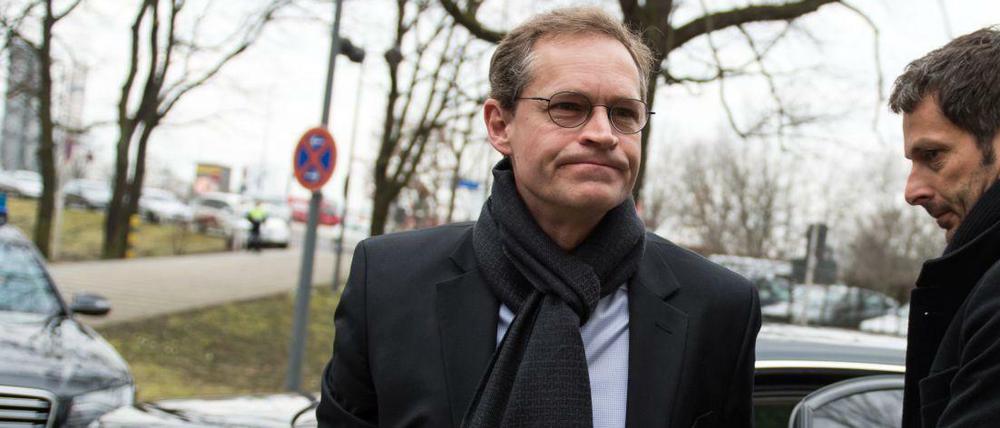 Berlins Regierender Bürgermeister Michael Müller (SPD) - hier auf dem Weg zu einer Aufsichtsratssitzung der Berliner Flughäfen (im März 2015). 