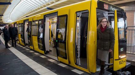 BVG-Chefin Nikutta ist mit der neuen U-Bahn schon mal gefahren (zumindest hier auf dem U-Bahndepot am U-Bahnhof Olympia-Stadion).