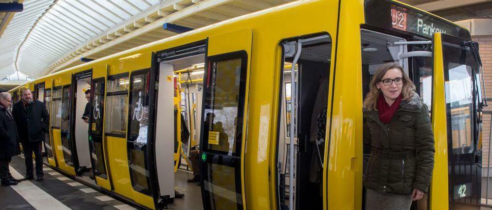 BVG-Chefin Nikutta ist mit der neuen U-Bahn schon mal gefahren (zumindest hier auf dem U-Bahndepot am U-Bahnhof Olympia-Stadion).