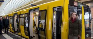 BVG-Chefin Nikutta ist mit der neuen U-Bahn schon mal gefahren (zumindest hier auf dem U-Bahndepot am U-Bahnhof Olympia-Stadion).
