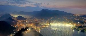 Schön von oben. Aus der Draufsicht wirkt Rios Meerseite malerisch: Die unfassbare Verschmutzung auch der olympischen Segel- und Schwimmreviere ist erst bei näherer Betrachtung zu sehen.