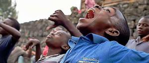 Tanzen gegen die Angst. Ehemalige Kindersoldaten tun sich schwer, einen Rückweg in die Gesellschaft zu finden. Tanzen und Trommeln sind ein Anfang. 