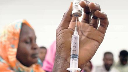 Sanfter impfen. Wer Angst vor Spritzen hat, wird sich über neue Methoden zur stichfreien Impfung freuen. Hauptgrund für die Entwicklung von Pflastern, Sprays oder Salben ist aber, dass sie Impfprogramme in Entwicklungsländern einfacher machen. 