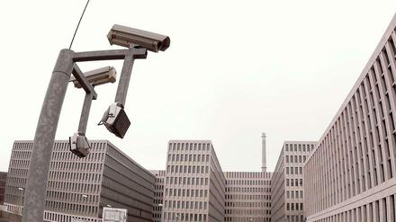 Der Bundesnachrichtendienst steht im Visier: Er soll dem amerikanischen Geheimdienst NSA beim Ausspähen europäischer Partner geholfen haben.