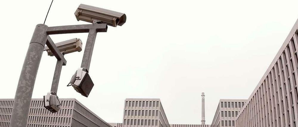Der Bundesnachrichtendienst steht im Visier: Er soll dem amerikanischen Geheimdienst NSA beim Ausspähen europäischer Partner geholfen haben.