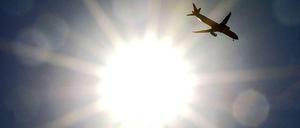 Ein Flugzeug im Landeanflug auf den Flughafen in Hamburg. Am Dienstag kam es hier zu einer "Sicherheitslandung" einer Maschine aus Dänemark.