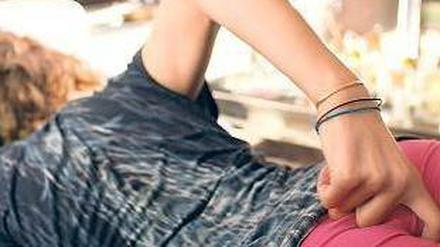 Selbst ist die Frau.  Wenn etwas juckt, dann weiß Helen (Carla Juri) Abhilfe. 