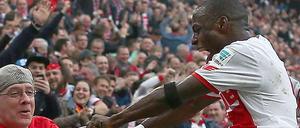 Anthony Ujah greift sich Hennes VIII.