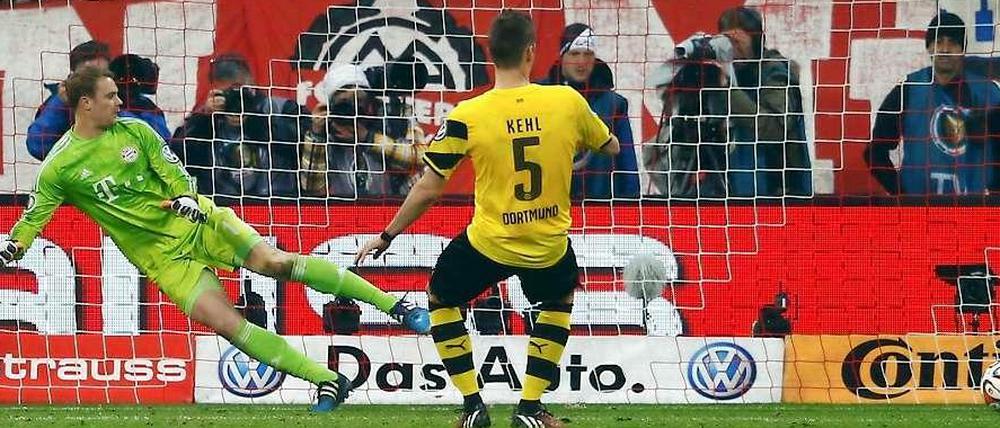 Der sitzt: Dortmunds Sebastian Kehl trifft gegen Bayern Münchens Manuel Neuer.