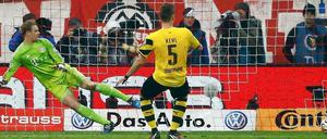 Der sitzt: Dortmunds Sebastian Kehl trifft gegen Bayern Münchens Manuel Neuer.