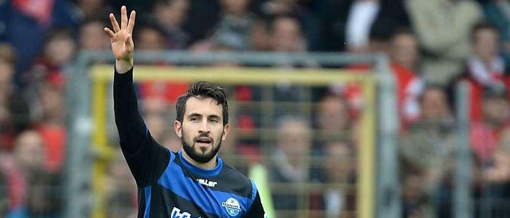 Held im Abstiegskampf: Mit zwei Toren schießt Lukas Rupp seinen SC Paderborn zu drei wichtigen Punkten gegen einen direkten Konkurrenten. 