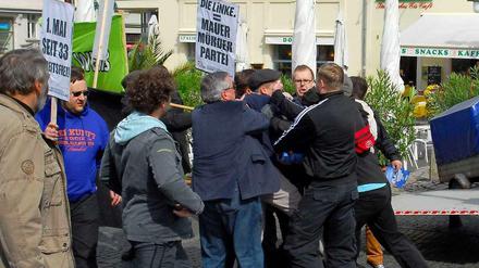 Rechte greifen Mai-Kundgebung in Weimar an.