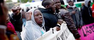 In Berlin lebende Flüchtlinge, hier eine Gruppe auf einer Demonstration, müssen vom Land versorgt werden. Das lockt Unternehmer an.