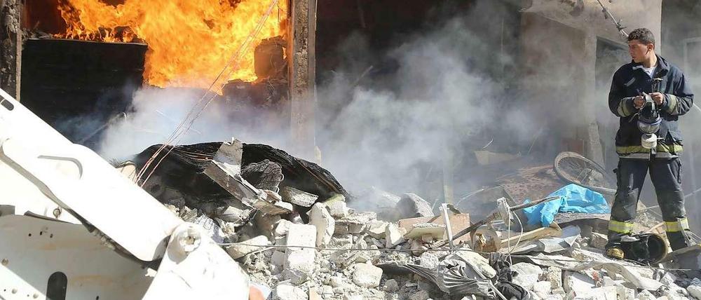Die Fassbomben - gefüllt mit Metallteilen, Sprengstoff und Benzin - richten wie hier in Aleppo verheerende Verwüstungen an.