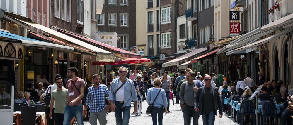 Besucher gehen am 02.06.2016 durch die Altstadt in Düsseldorf. Die Bundesanwaltschaft hat drei Syrer festnehmen lassen, die dort im Auftrag des Islamischen Staats (IS) einen Terroranschlag begehen sollten.
