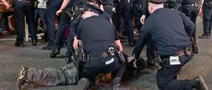 Polizisten im Einsatz bei einer Demonstration gegen Polizeigewalt und Rassismus in den USA.