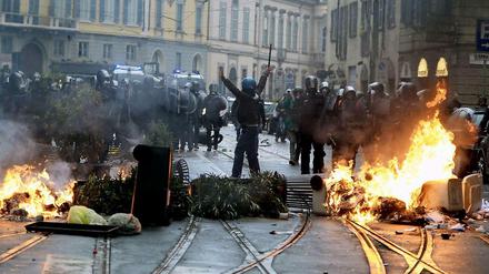 Autonome haben in Mailand gegen die Expo 2015 protestiert und Barrikaden errichtet.