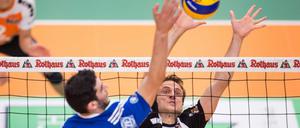 Glücklos: Tomas Kmet (r.) gegen Friedrichshafens Maximiliano Gauna im entscheidenden Meisterschaftsspiel.