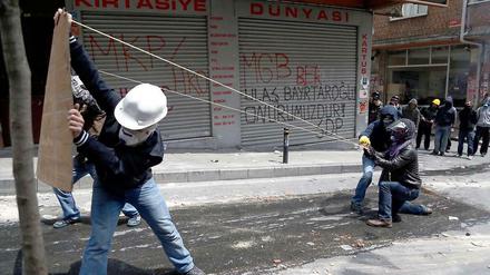 Ein großes Katapult haben diese Straßenkämpfer in Istanbul zum 1. Mai gebastelt.