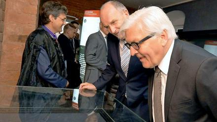 Frank-Walter Steinmeier betrachtet die 850 Jahre alte Gründungsurkunde. 