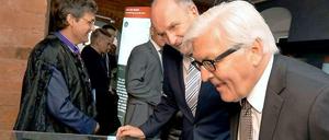 Frank-Walter Steinmeier betrachtet die 850 Jahre alte Gründungsurkunde. 