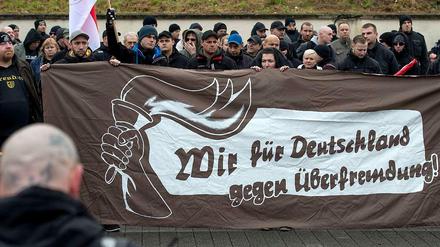 Neonazis demonstrieren gegen angeblichen Asylmissbrauch und neue Flüchtlingsheime in Frankfurt (Oder).