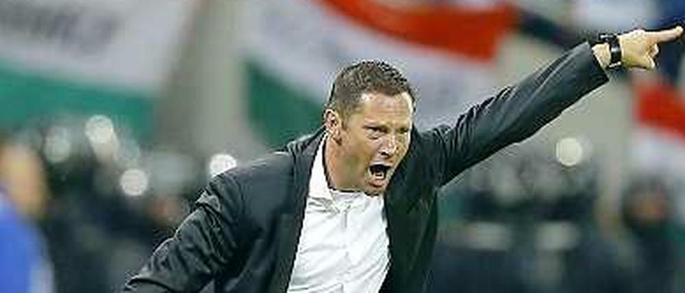 Egal ob Berlin oder Ungarn, Hauptsache Fußballtrainer. Pal Dardai im Einsatz an der Linie.