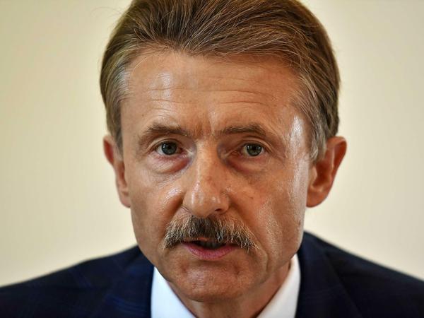 Brandenburgs Innenminister Karl-Heinz-Schröter (SPD) stellte am Mittwoch den Verfassungsschutzbericht 2014 vor: In Brandenburg wächst die Nazi-Szene seit Jahren wieder. 
