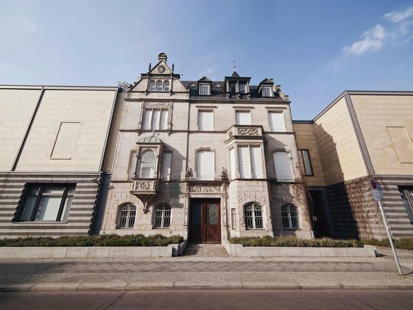 Denkmal. Die Villa Parey in der Sigismundstraße hinter dem Kulturforum hat auch nach ihrer Sanierung alle Einschusslöcher behalten - als "Wunden der Erinnerung".