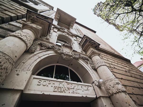 Auch das Gemeindehaus der Sophiengemeinde in der Großen Hamburger Straße trägt noch viele Spuren der Kämpfe.
