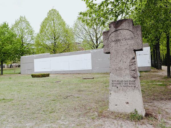Invalidenfriedhof. Auch an diesem Grabstein sind Beschussspuren sichtbar.