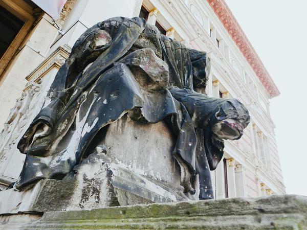 Kopflos. Die Statuen vor dem Martin-Gropius-Bau zeugen noch von den heftigen Kämpfen rund um das Gebäude.