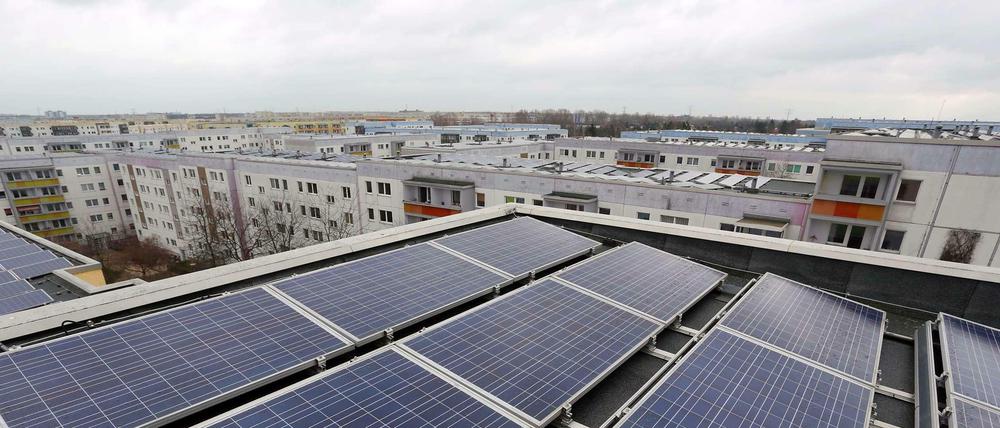 Solarstrom-Projekt auf einer zusammenhängenden Wohnanlage auf den Flachdächern des Plattenbau-Komplexes "Gelbes Viertel" am 19.03.2014 in Berlin-Lichtenberg.