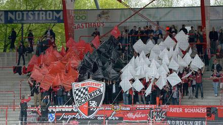 Fans des 1. FC Ingolstadt in der Alten Försterei in Berlin