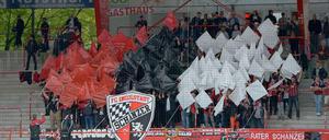 Fans des 1. FC Ingolstadt in der Alten Försterei in Berlin