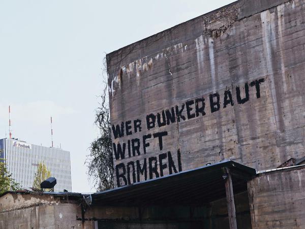 Der Bunker am Anhalter Bahnhof. An der Außenwand und am Dachrand sind Beschussschäden zu erkennen. Der Bunker wurde von der Roten Armee nicht stark beschädigt, der Aufwand wäre zu groß gewesen.