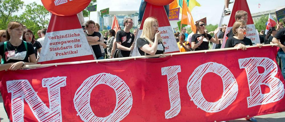 Demonstranten protestieren 2013 gegen die Jugendarbeitslosigkeit in Europa vor dem Bundeskanzleramt.