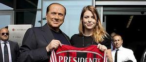 Bald ohne Trikot? Silvio Berlusconi will seinen AC Mailand loswerden.