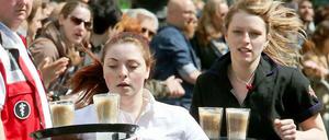 Bloß nichts fallen lassen. Die Teilnehmerinnen in der Kategorie Kellnern laufen um die Wette. 