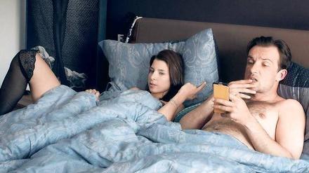 Feuchtgebiete in der Wiener Vorstadt. Caroline (Martina Ebm) trifft sich mit Bertram (Lucas Gregorowicz), einem Geschäftsfreund ihres Mannes.