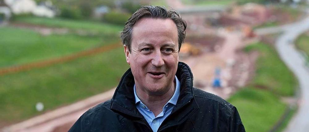 Steht im Regen. David Cameron, Premierminister von Großbritannien.