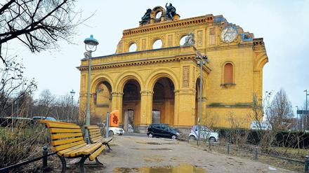 Im Mai 1945 wurde der Nord-Süd-Tunnel unter dem Landwehrkanal zerstört. Die Flut erreichte in kurzer Zeit die S-Bahnstation am Anhalter Bahnhof.