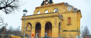 Im Mai 1945 wurde der Nord-Süd-Tunnel unter dem Landwehrkanal zerstört. Die Flut erreichte in kurzer Zeit die S-Bahnstation am Anhalter Bahnhof.