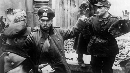 Aufgegeben. Deutsche Soldaten ergeben sich sowjetischen Soldaten am 2. Mai 1945. Noch wenige Stunden zuvor hatten die Anhänger des Hitler-Regimes Berliner getötet, die nicht mehr kämpfen wollten.
