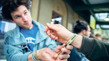 Am Tor zu einer anderen Welt. Wer das grüne Bändchen trägt, darf auf die re:publica 2015.