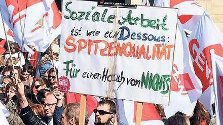 Wut und Witz. Strenge Gewerkschaftsfahnen und selbst gemalte Plakate, das ist der Look des modernen Arbeitskampfs. 